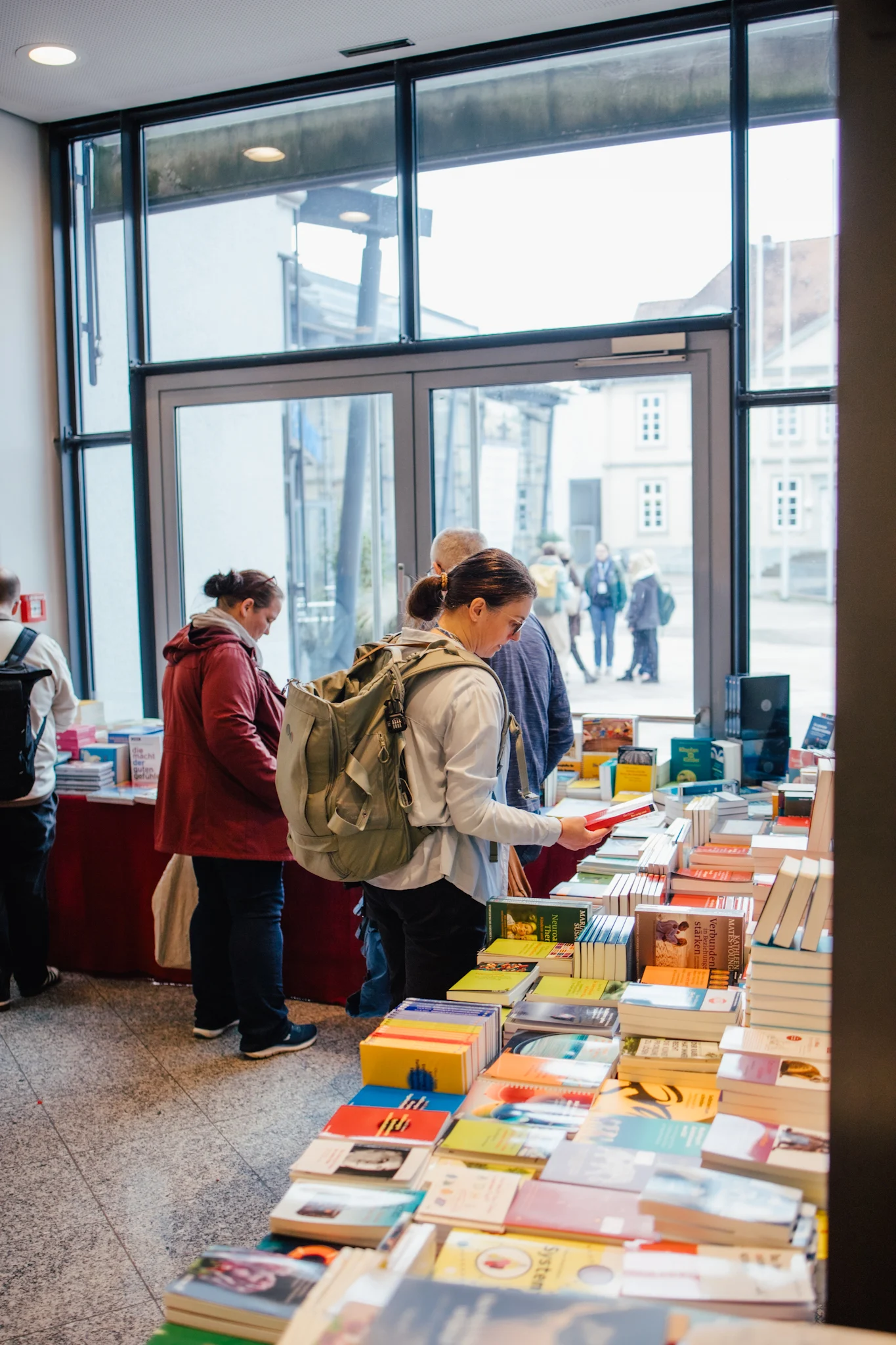 16.. Carl Auer Bücherstand